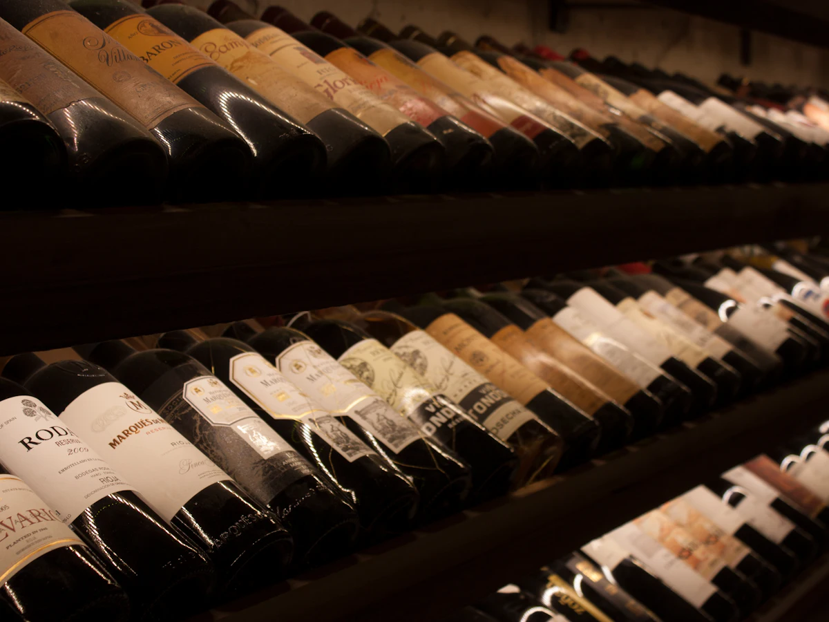Botellas de vino acostadas en la cava